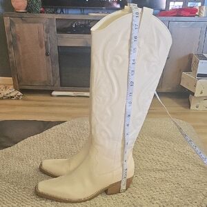 Elegant Cream Women's Boots